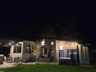 Luxe Lake Cabin Hot tub Grill Firepit EV charger - Onalaska - 9