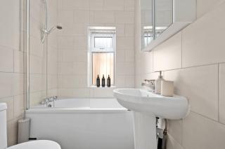 Modern 4BR in M11, Close to Etihad Stadium Sleeps 11 - 5
