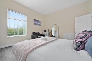 Modern 4BR in M11, Close to Etihad Stadium Sleeps 11 - 6