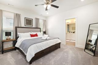 Hog Haus - 1 2 Mile to DT Fayetteville - Sleeps 8 - Fayetteville - 9