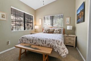 Acorn Cottage - Super cute cozy cabin in a great within walking distance to The Village - 3