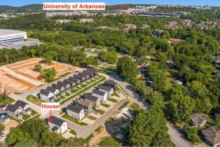 Home Base Haven-0 5mi to Baum Walker Field - Fayetteville - 9