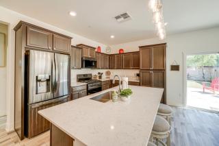 Charming Bakersfield Home with Yard and Patio! - Bakersfield - 1