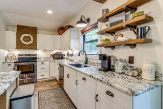 Deck and Fire Pit Bliss Mountaintown Creek Cottage! - Ellijay - 2