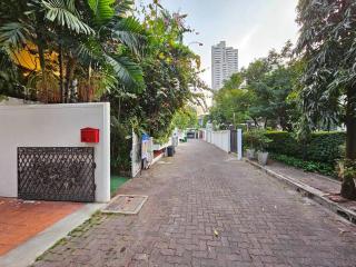 4BR Entire House City Center BTS Sky Train Mall - 3