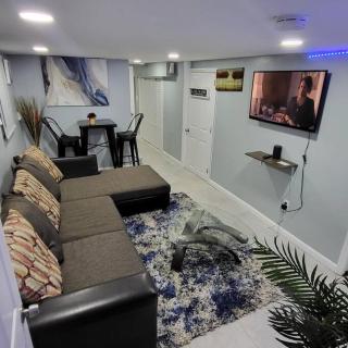 Homely 3 Bedroom unit - Newark - 0