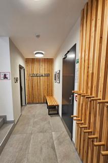 ENJOYHARRACHOV - Atraktivní klidný klimatizovaný apartmán 20 v centru Harrachova s parkováním, Wifi-WLAN, SAT, herní konzolí, Ipad, Netflix zdarma, možností dobíjení auta, výhledem do zahrady a na kostelík jen 150m od lanovky - 4