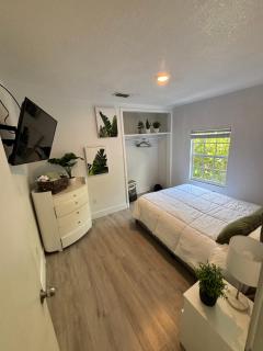 Queen bedroom in best Location! APARTMENT IS SHARED In a 2 rooms apt - Parking, Laundry and Drop Off Lugagge ! - 0