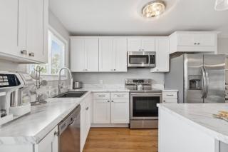 2BR Beach Retreat Sleeps 8 Walk to Beach By Shell Island & St Andrews State Park - 2