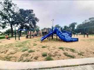 3300 sq Spacious Kitchen & Living Spaces ( 5 TVs ) - Houston - 5