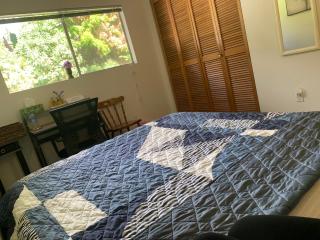 GardenView queen-size bedroom - Redmond - 6