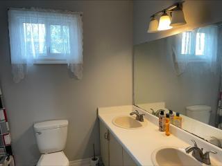 Fast internet free parking laundry and cooking nice home - 9