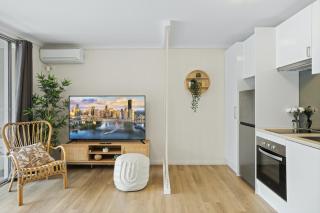 Central Coastal Studio Apartment with Pool View - Brisbane - 5