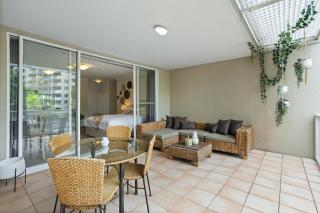 Central Coastal Studio Apartment with Pool View - Brisbane - 3