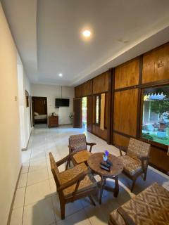 Family Room with Rice Field View - 8