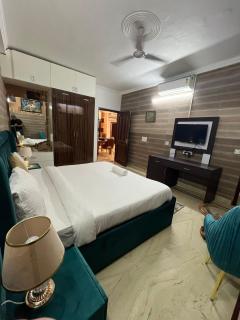 Divine India Service Apartment 3 BHK D-198 Saket - New Delhi - 4