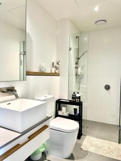 2B1B Cozy near Train Station + Free Parking! - 9