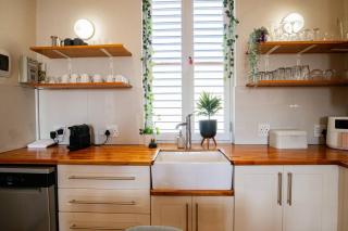 Quirky 2 Bed Home Parking Wi-Fi Backup Power - 4