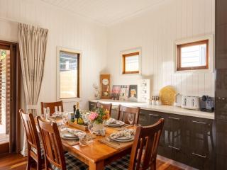 6KM to CBD Convenient 5BR Queenslander Coorparoo - Brisbane - 0