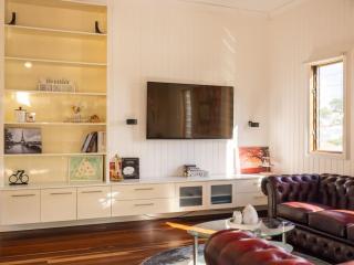 6KM to CBD Convenient 5BR Queenslander Coorparoo - 8