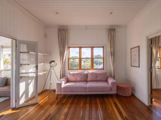 6KM to CBD Convenient 5BR Queenslander Coorparoo - Brisbane - 2