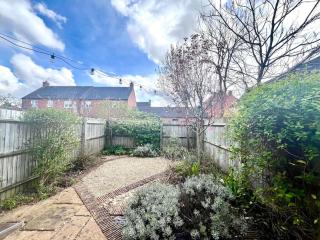 TM - Modern 1 bed parking and garden - 3