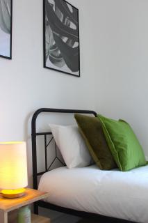 Two Bed Apartment - 20 minutes train into King Cross London - Perfect for families & contractors close to Royal Vet College & M25 Free Parking - Potters Bar - 9