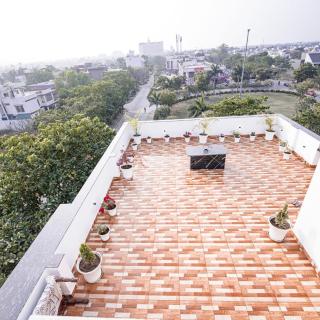 Staeg Cozy Penthouse 2BHK - Indore - 9