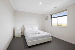 Modern Pakenham Family Home near Lakeside - 5