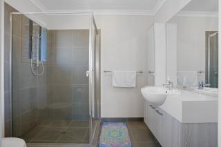 Modern Pakenham Family Home near Lakeside - 3