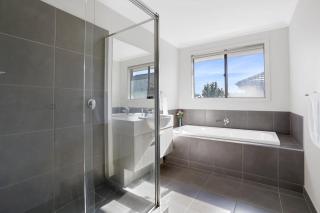 Modern Pakenham Family Home near Lakeside - 1