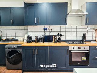 Modern & Spacious 5-bedroom House With Game Room - Manchester - 2