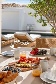 Luxury Villa Near Marbella with Private Pool, Jacuzzi & Modern Amenities - Marbella - 3