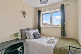 Essella House Ashford with Driveway in Secure neighbourhood - 1