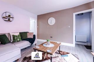 3 Bed House With Parking By NYOS PROPERTIES Short Lets & Serviced Accommodation Manchester - Manchester - 1