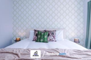 3 Bed House With Parking By NYOS PROPERTIES Short Lets & Serviced Accommodation Manchester - Manchester - 2