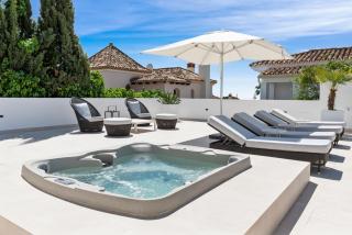 Luxury Villa Near Marbella with Private Pool, Jacuzzi & Modern Amenities - Marbella - 8