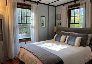 Storybook Lake Front Villa with Private Beach! - Winchester - 3