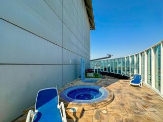 Spacious 2 Bedroom Apartment in Tecom - Dubai - 7