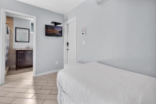 Stunning Beach Haven! Steps to the Beach & Pet Friendly! - San Diego - 3