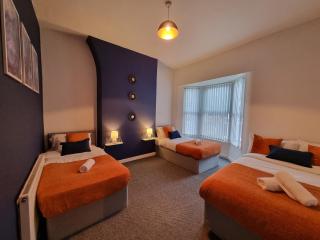 Charming Apartments - Spacious townhouse near city centre and docks, free parking - Liverpool - 6