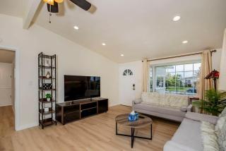 Peaceful Family Home with 3 Bedrooms and 2 Bathrooms - Glendora - 3