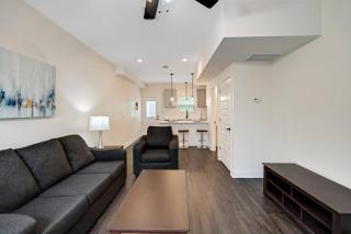Alto P5 Spectacular 2bd25bth Unit - Clarksville - 1
