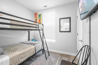 Newly rehabbed Greystone with 2 private apartments, backyard, garage, laundry, close to expressway - Chicago - 1