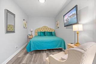 Newly rehabbed Greystone with 2 private apartments, backyard, garage, laundry, close to expressway - Chicago - 3