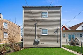 Newly rehabbed Greystone with 2 private apartments, backyard, garage, laundry, close to expressway - Chicago - 6