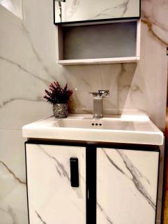 شقه غرفتين وصالة رقم 6 باثاث مودرن ودخول ذاتي - 0