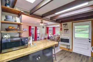 Cozy Mars Hill Farmhouse with Scenic Views - Mars Hill - 1