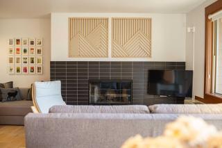 Chic Bend Condo with Fireplace and Forest Views! - Bend - 7