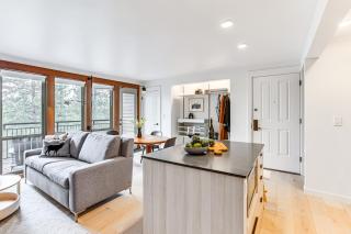 Chic Bend Condo with Fireplace and Forest Views! - Bend - 4